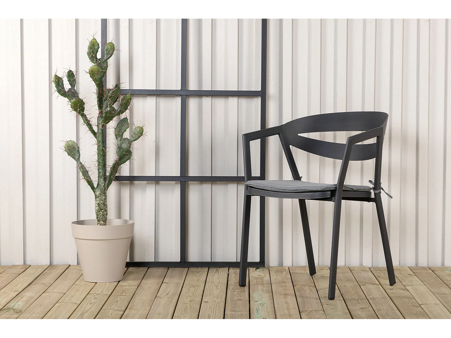 Slit tuinstoel incl. kussen, stapelbaar zwart.