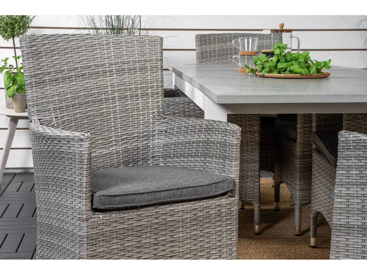 Malin Chaise de jardin avec accoudoirs, support d'assise inclus, empilable, gris.
