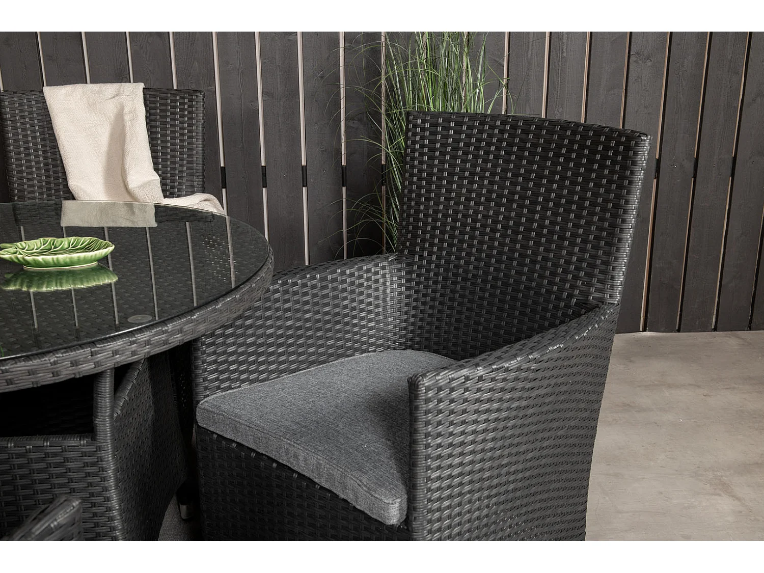 Malin Chaise de jardin avec accoudoirs, support d'assise inclus, empilable, noir.
