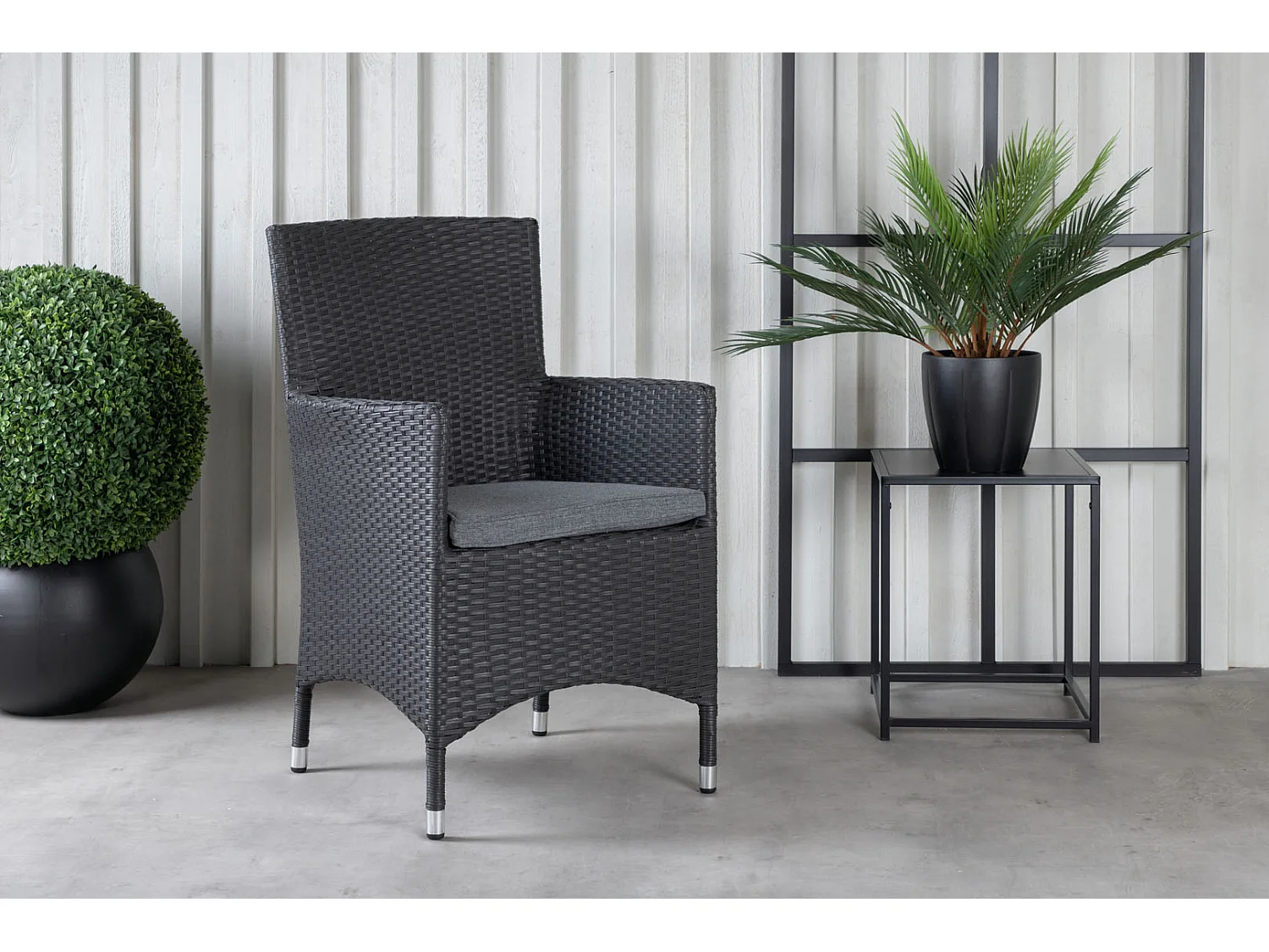 Malin Chaise de jardin avec accoudoirs, support d'assise inclus, empilable, noir.