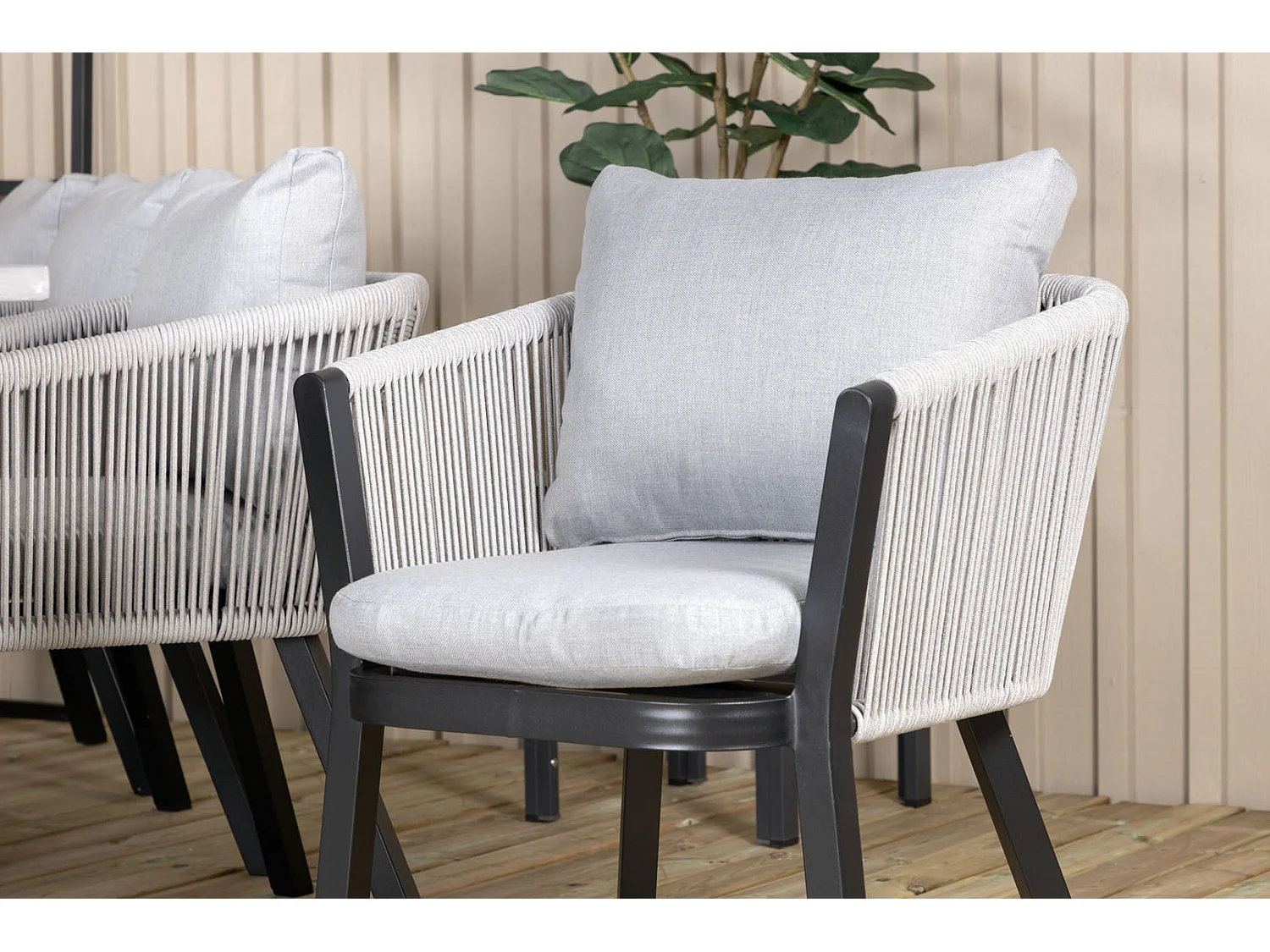 Virya Chaise de jardin avec support d'assise, noir.