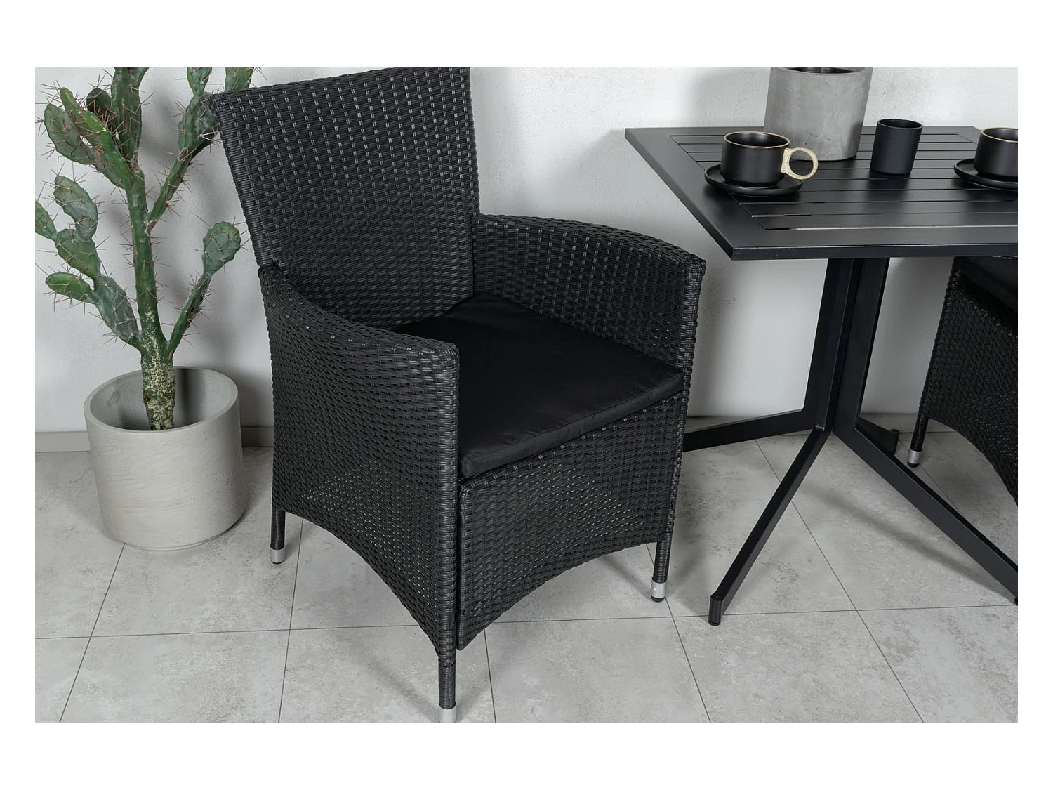 Knick tuinstoel met armleuningen zwart.