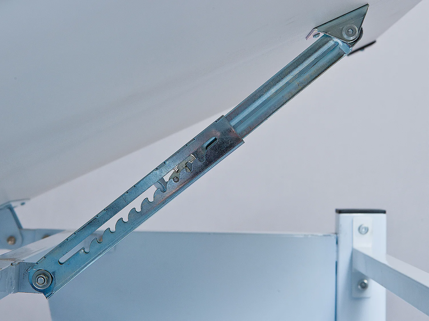 Mirsa Bureau avec plateau ajustable, blanc.