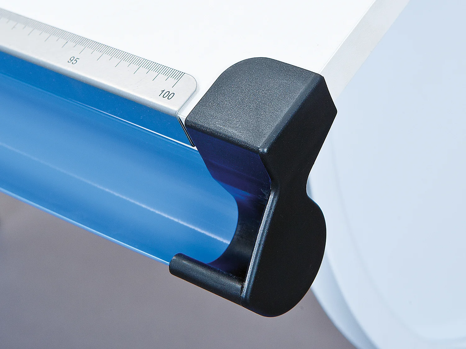 Mirsa bureau met hef-/daalplaat wit.