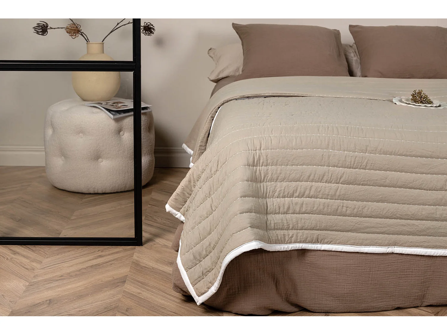 Juni Tagesdecke 260x260cm beige, weiß.