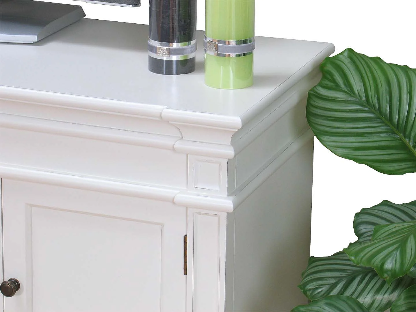 Amaretta Tv Möbel Breite 137 cm, Höhe 60 cm antik weiß, antik patinert.