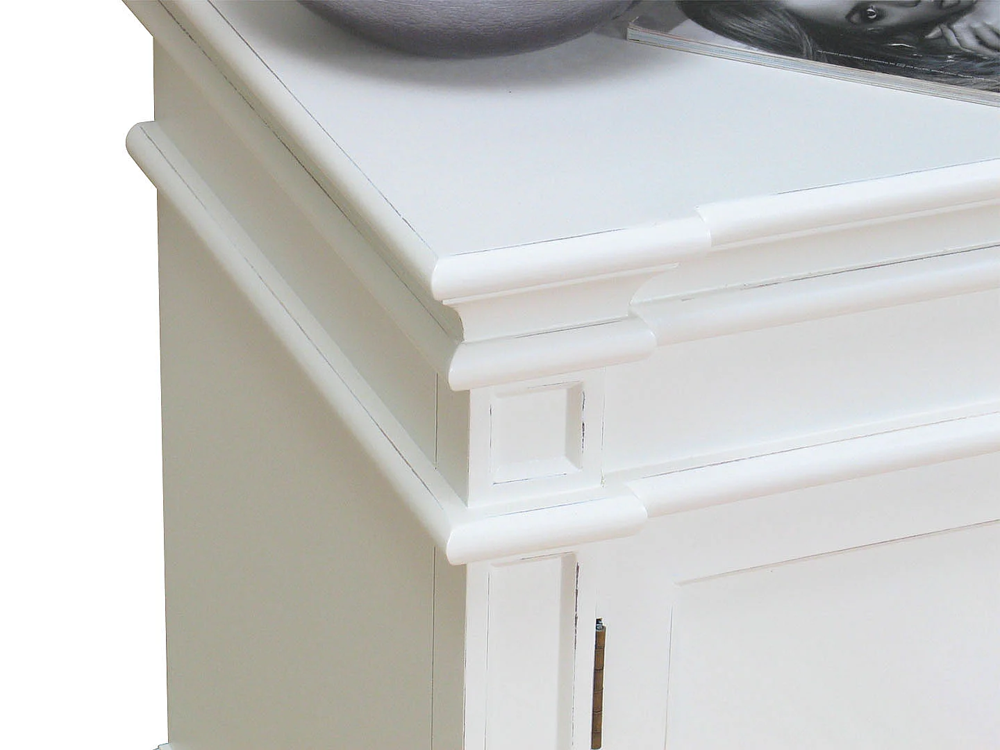 Amaretta Tv Möbel Breite 137 cm, Höhe 60 cm antik weiß, antik patinert.