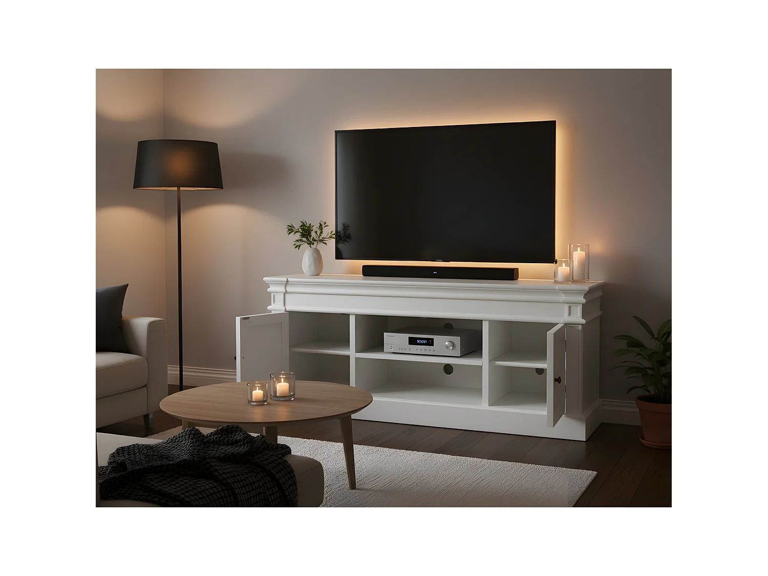 Amaretta Meuble TV largeur 137 cm, hauteur 60 cm, vieux blanc, vintage patiné.