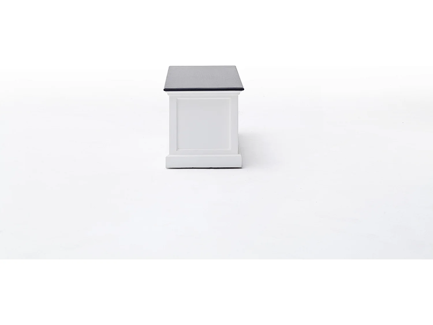 HalifaxContrast Meuble TV avec 2 tiroirs et 1 tablette de rangement blancs avec plateau supérieur noir.