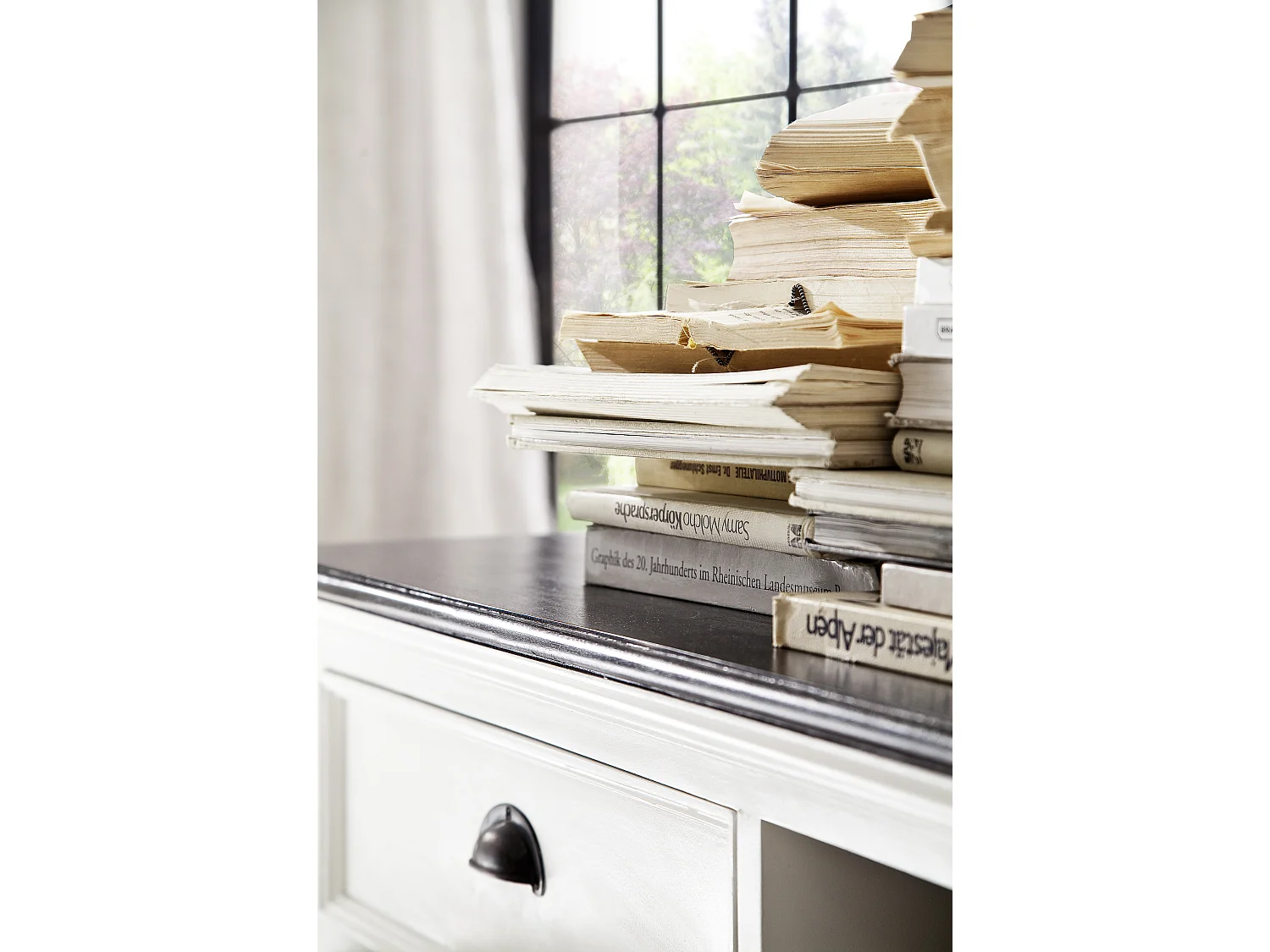 HalifaxContrast Meuble TV avec 2 tiroirs et 1 tablette de rangement blancs avec plateau supérieur noir.