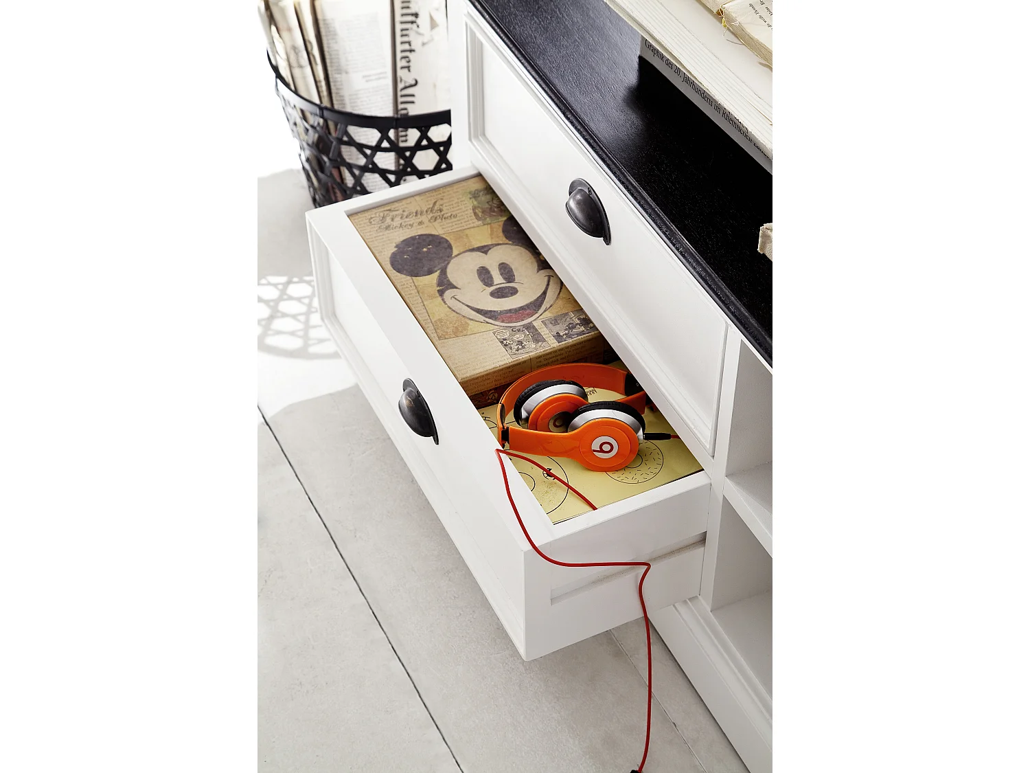 HalifaxContrast Meuble TV avec 2 tiroirs et 1 tablette de rangement blancs avec plateau supérieur noir.