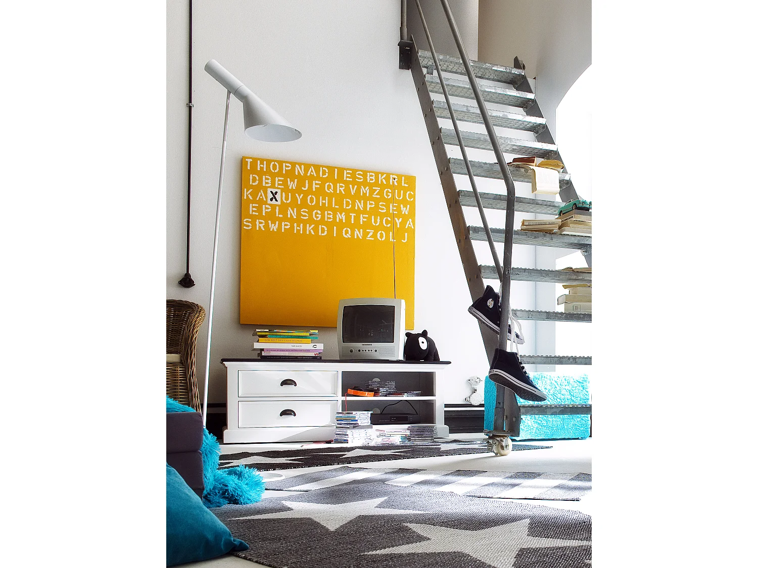 HalifaxContrast Meuble TV avec 2 tiroirs et 1 tablette de rangement blancs avec plateau supérieur noir.