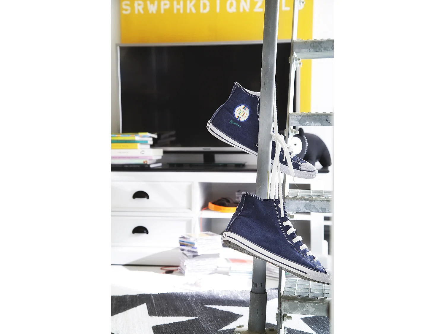 HalifaxContrast Meuble TV avec 2 tiroirs et 1 tablette de rangement blancs avec plateau supérieur noir.