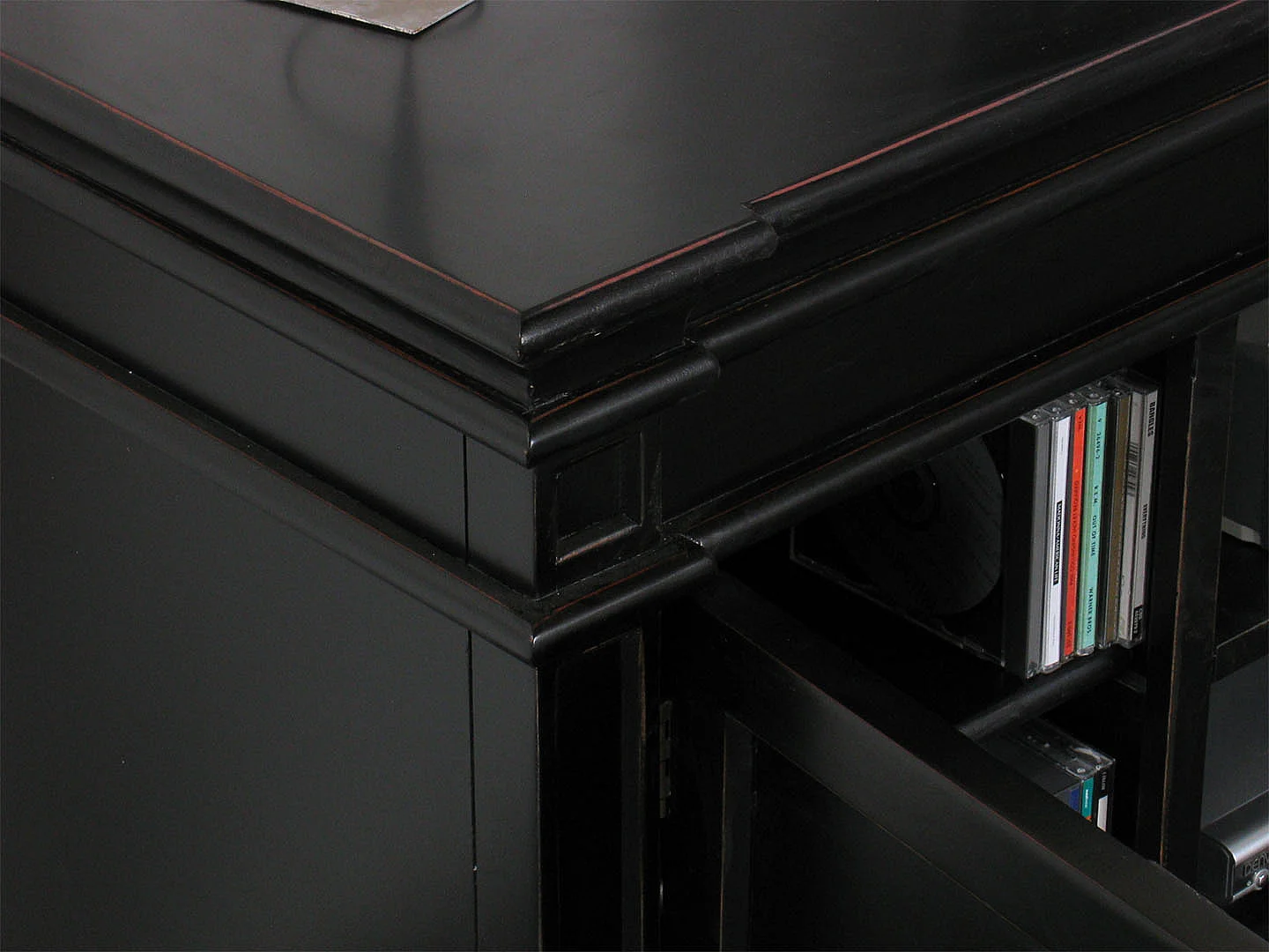 Amaretta Meuble TV largeur 137 cm, hauteur 60 cm, vintage patiné noir.