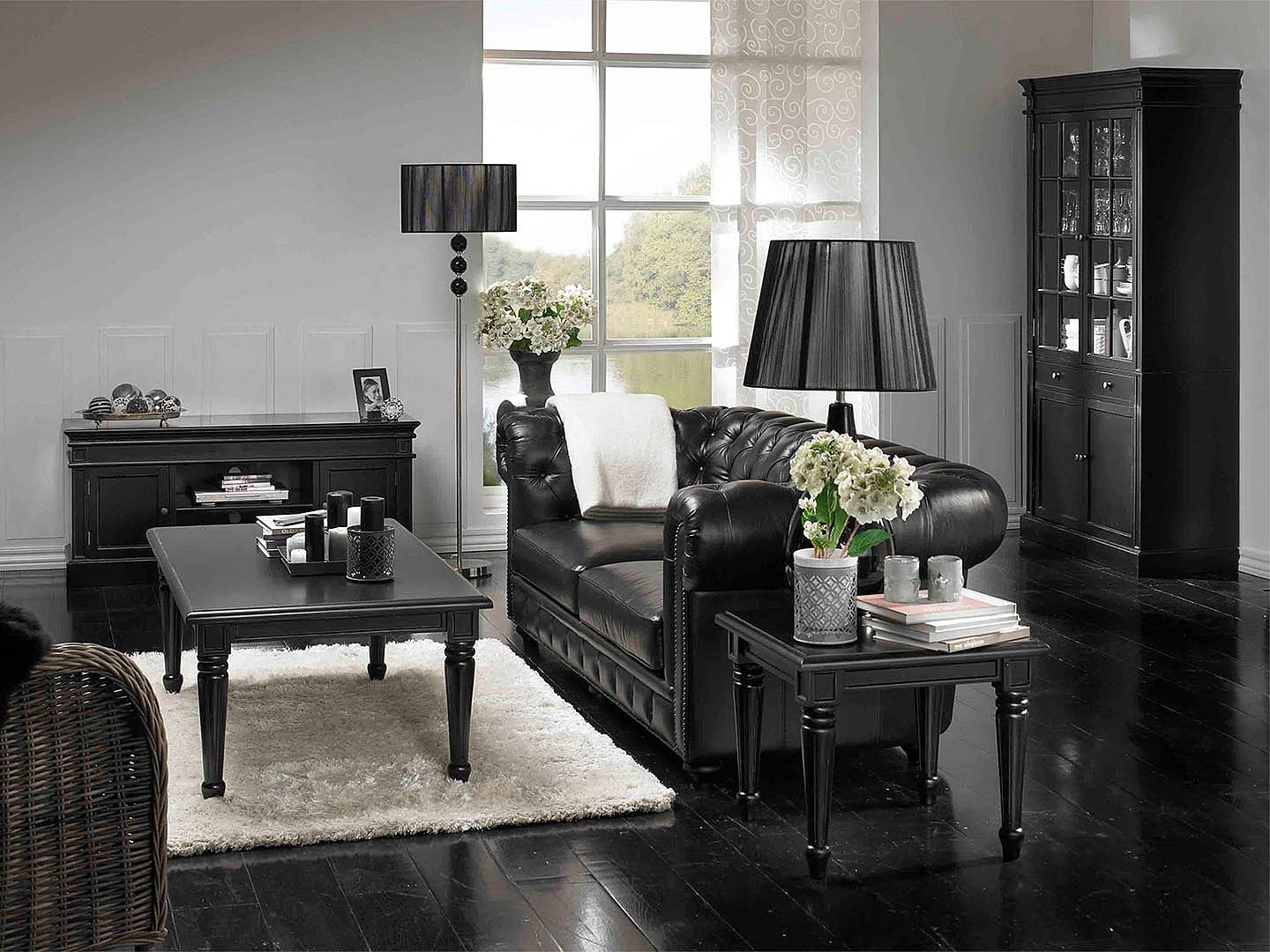 Amaretta Meuble TV largeur 137 cm, hauteur 60 cm, vintage patiné noir.