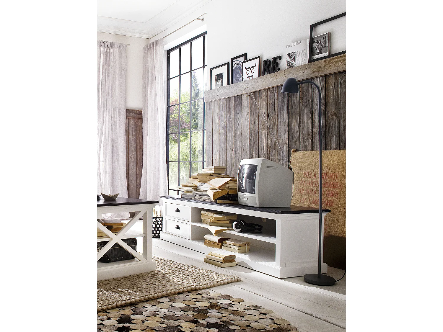 HalifaxContrast tv-meubel met 2 lades en 1 plank, in wit met zwarte bovenkant.