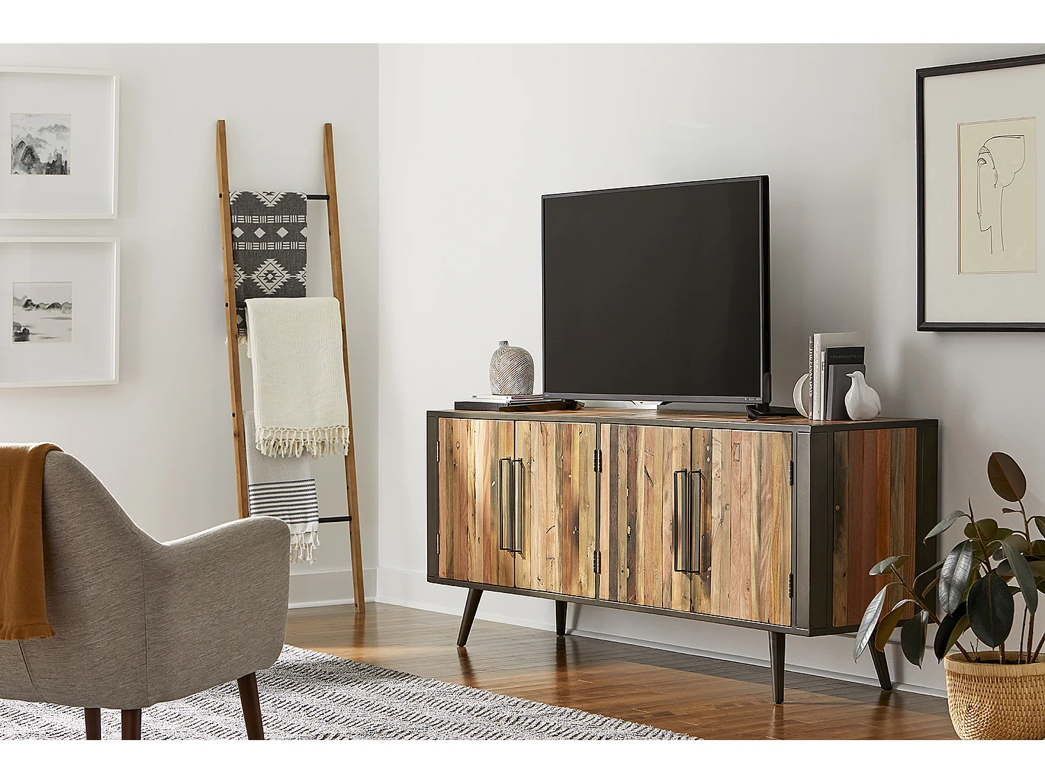 Nordic TV-meubel met 4 deuren, naturel.