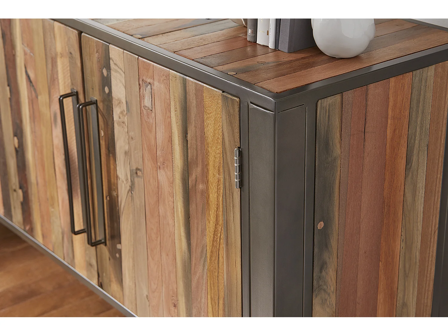 Nordic TV-meubel met 4 deuren, naturel.