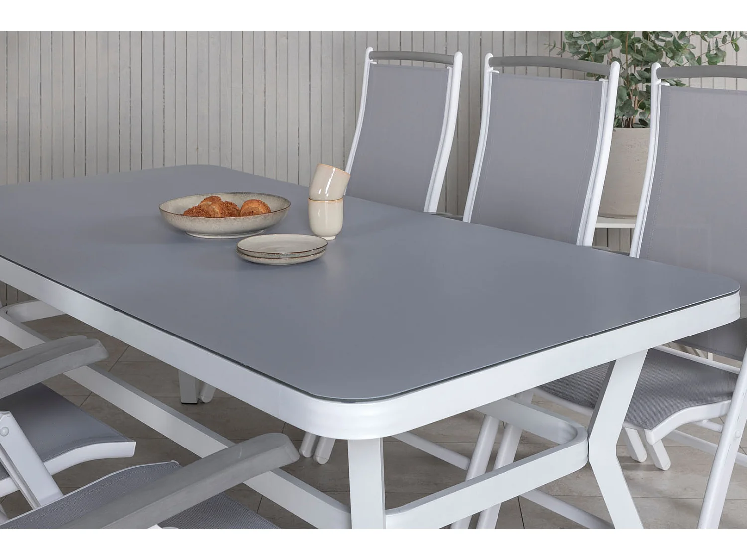 Massa eettafel tuin wit.