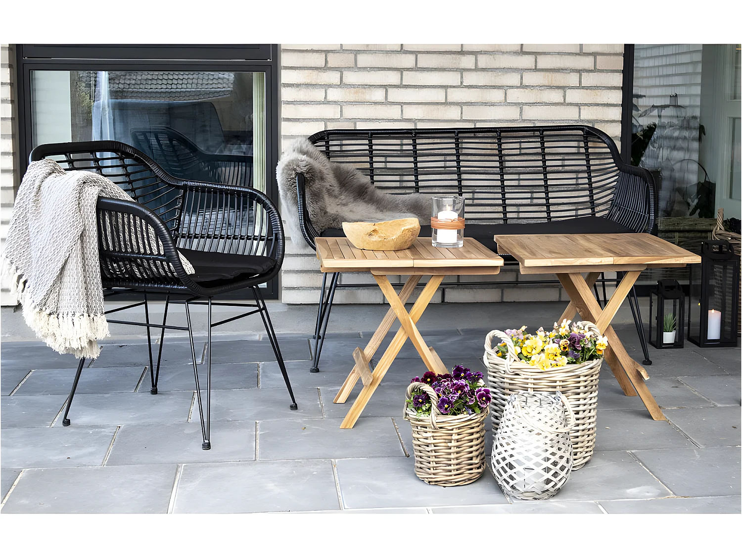 Bine petite table de jardin 50x50 cm, en teck massif.