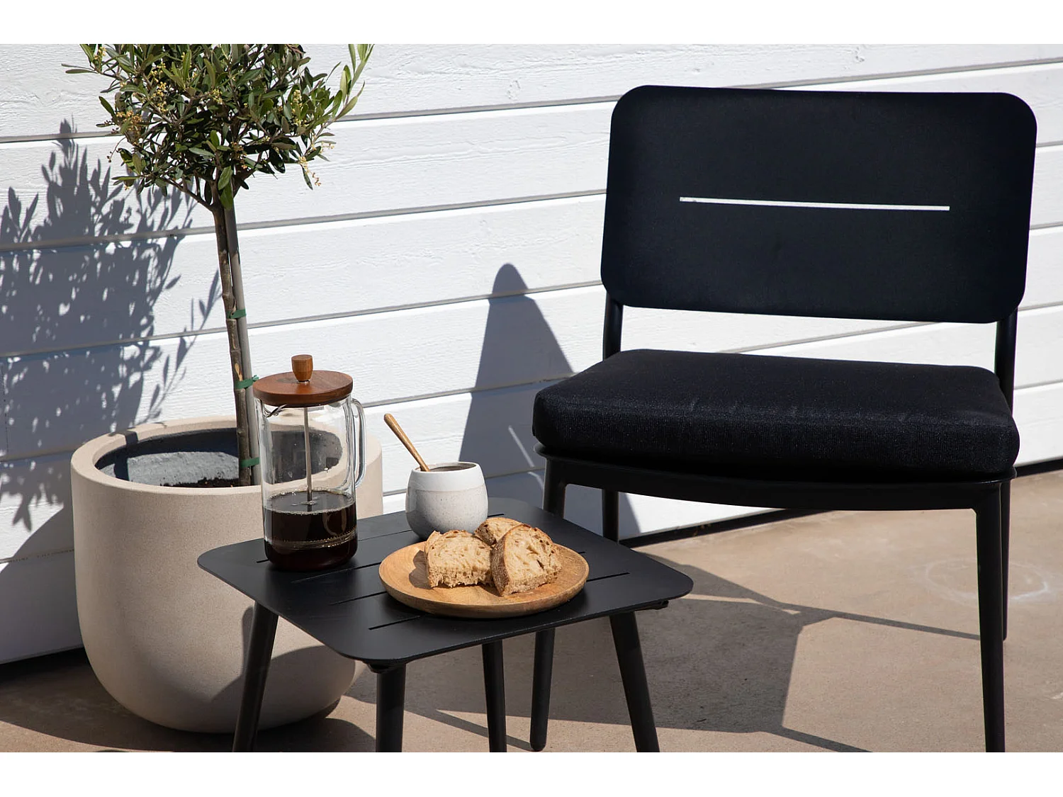 Lina bijzettafel tuin zwart.