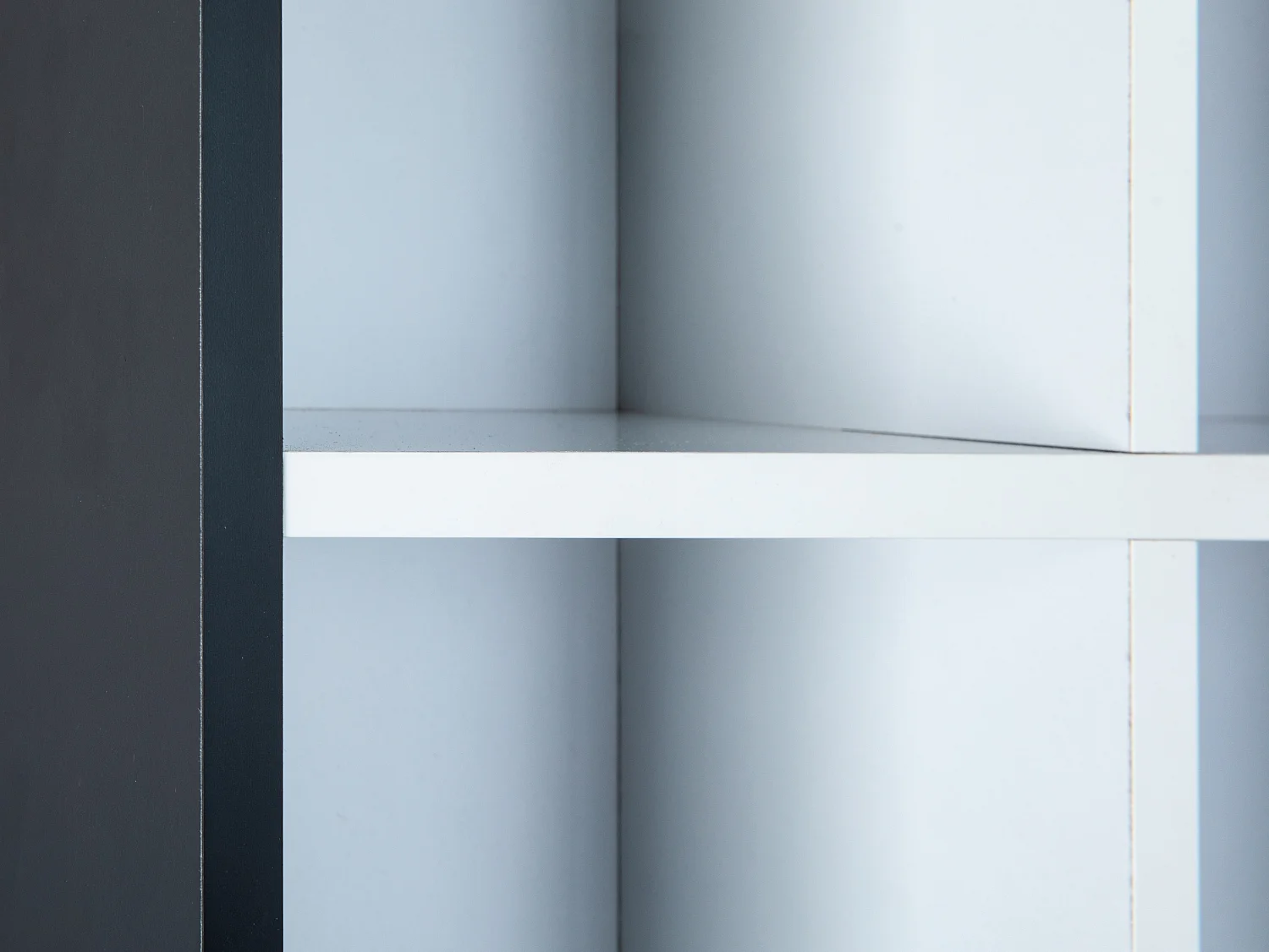 Librería decente, estante de pared con 10 compartimentos en blanco y negro.