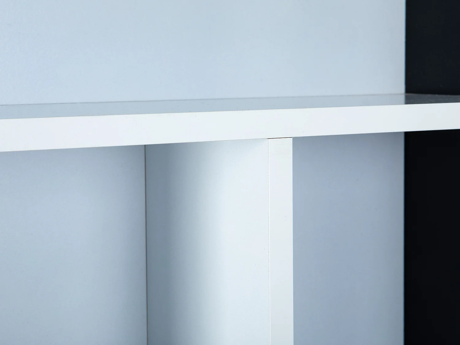 Librería decente, estante de pared con 10 compartimentos en blanco y negro.