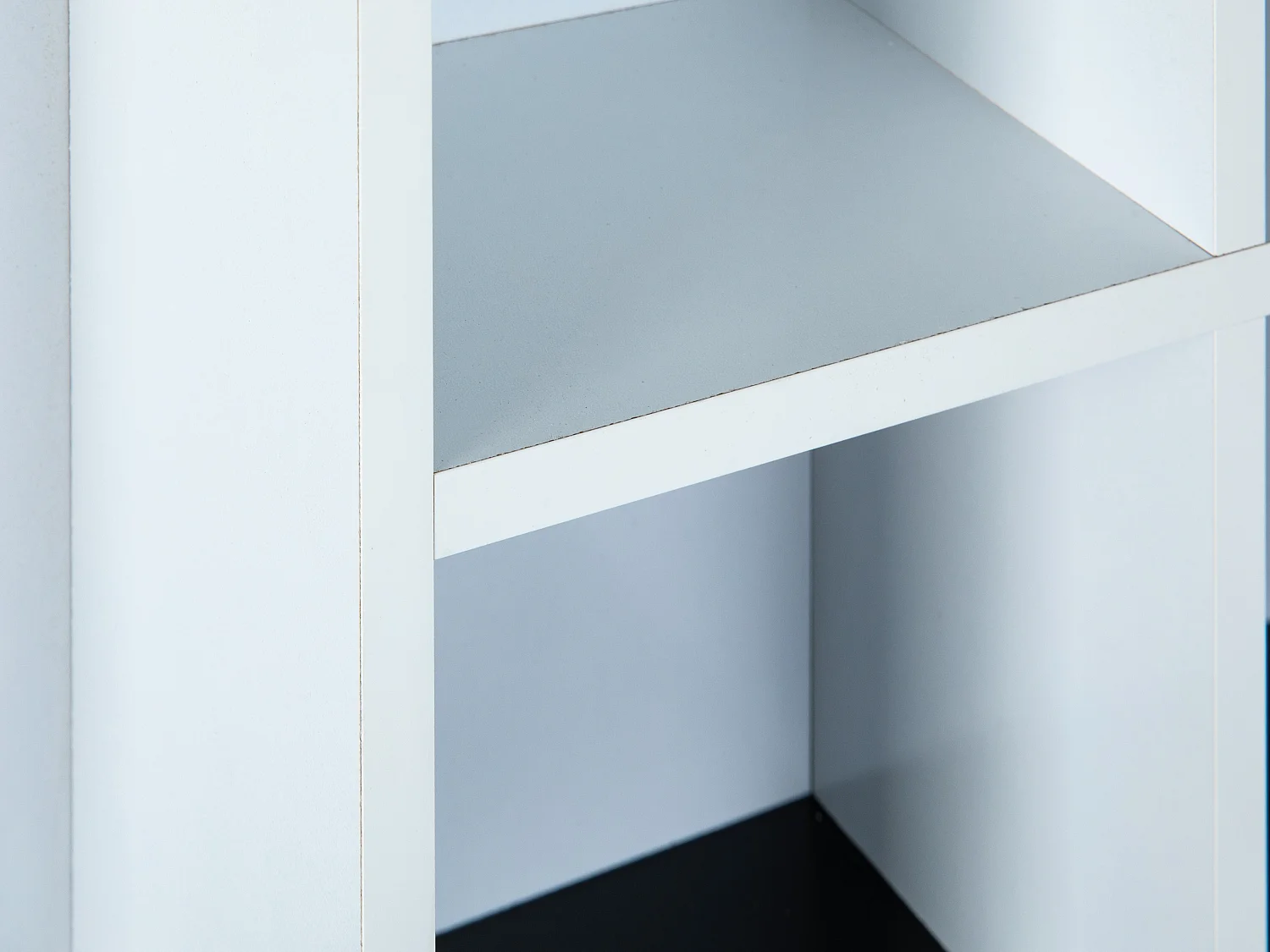 Librería decente, estante de pared con 10 compartimentos en blanco y negro.