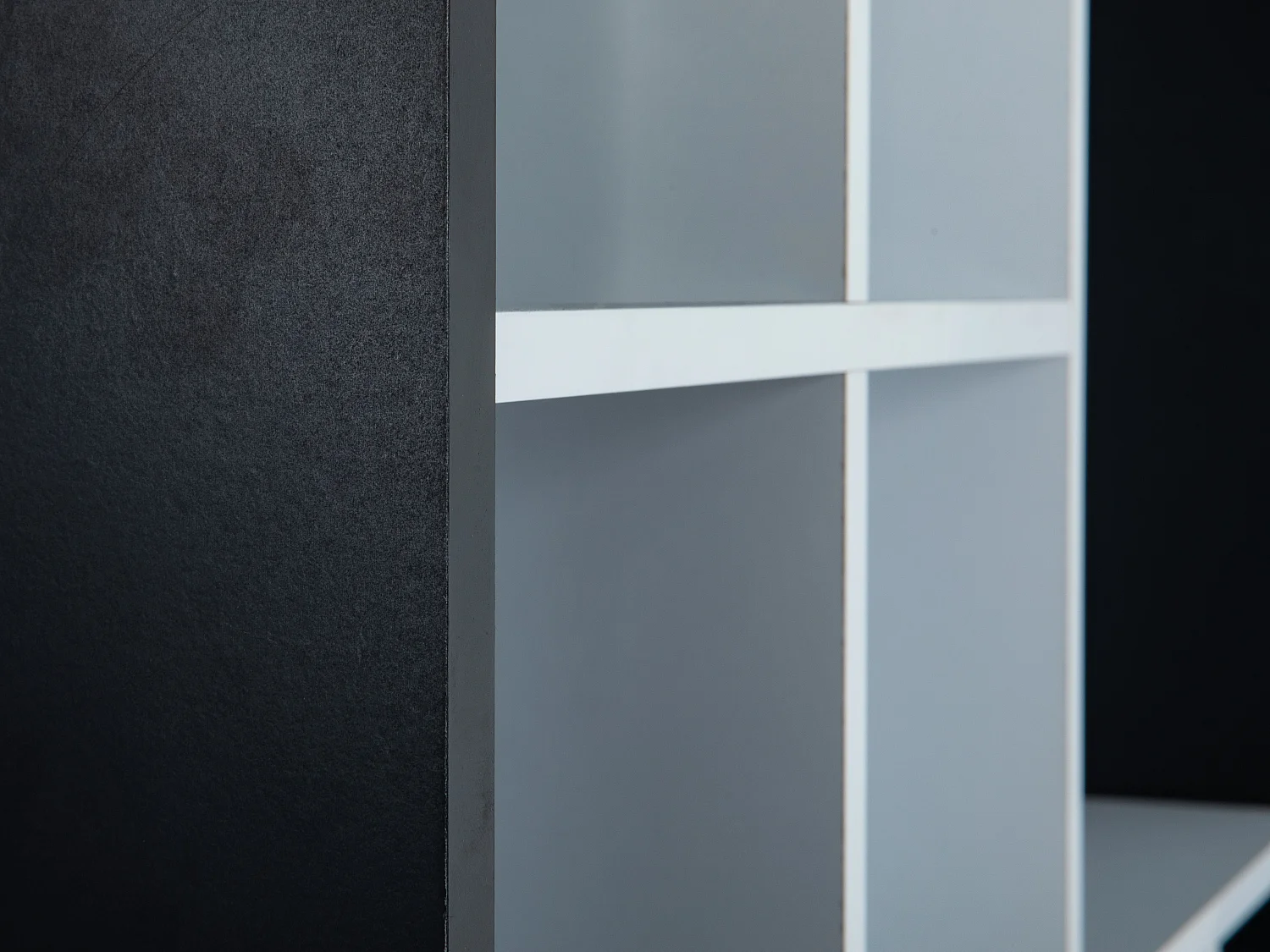 Librería decente, estante de pared con 10 compartimentos en blanco y negro.