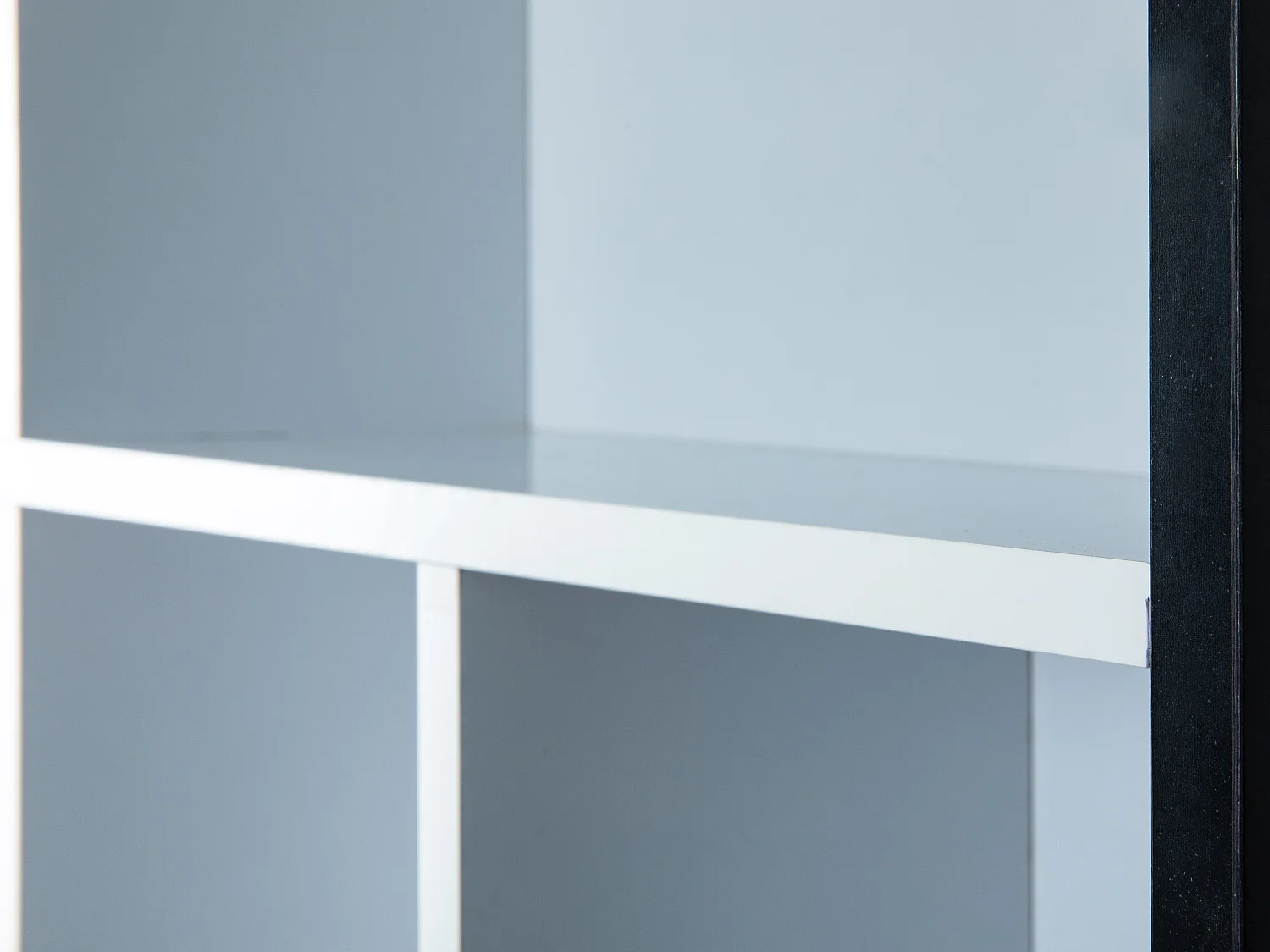 Librería decente, estante de pared con 10 compartimentos en blanco y negro.