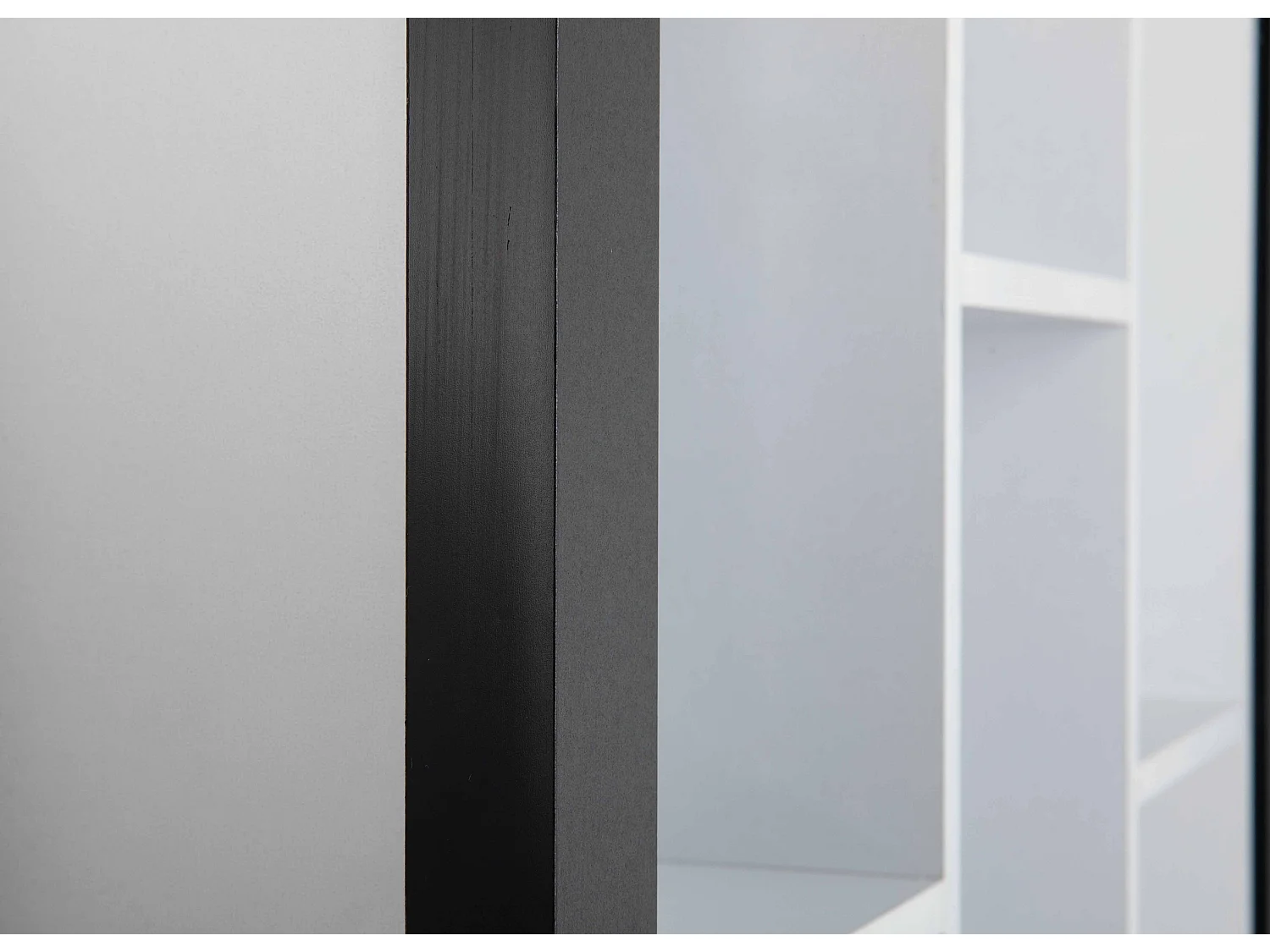 Serry wandkast , wandplank met 7 vakken zwart en wit.