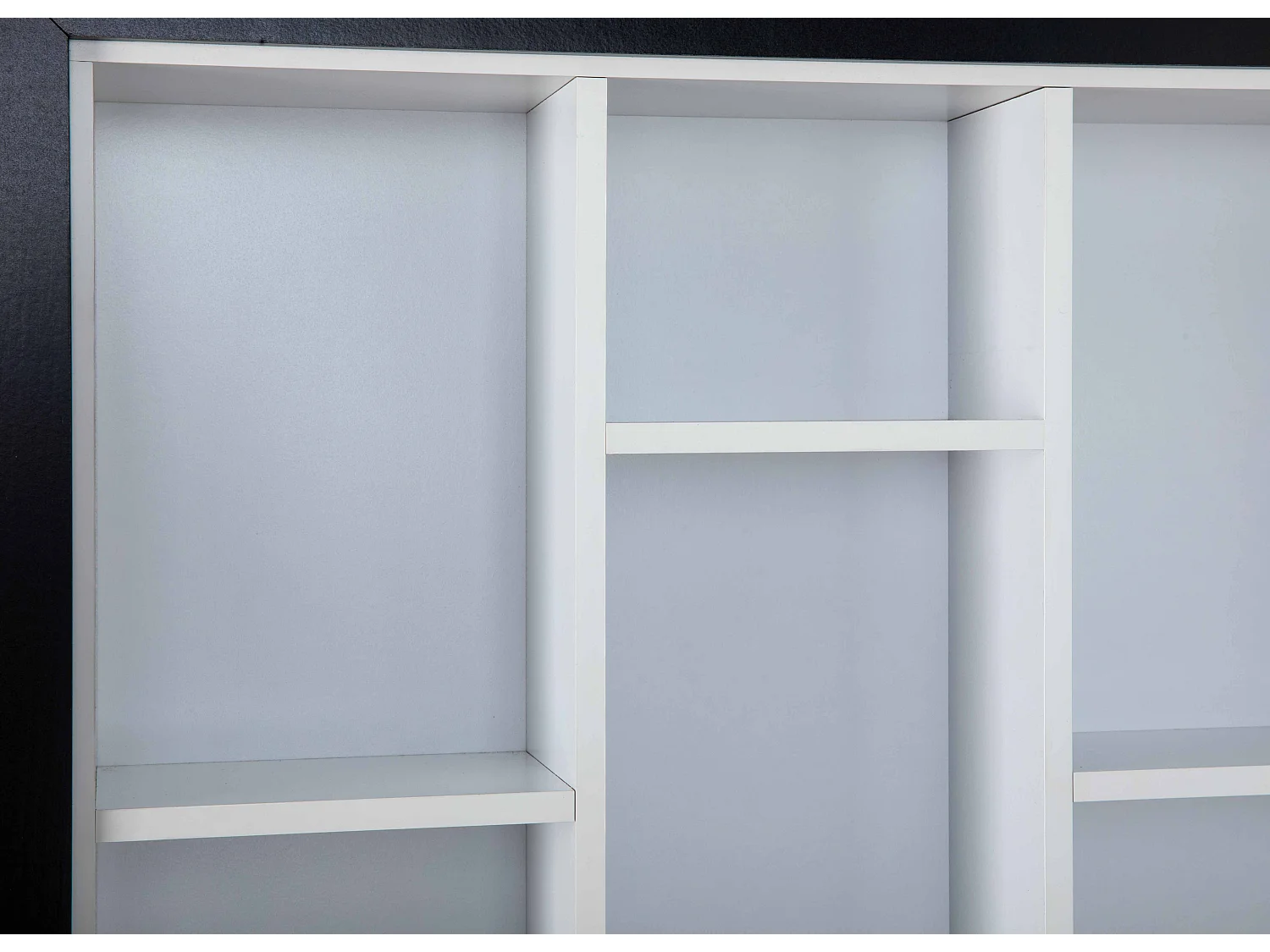 Serry wandkast , wandplank met 7 vakken zwart en wit.