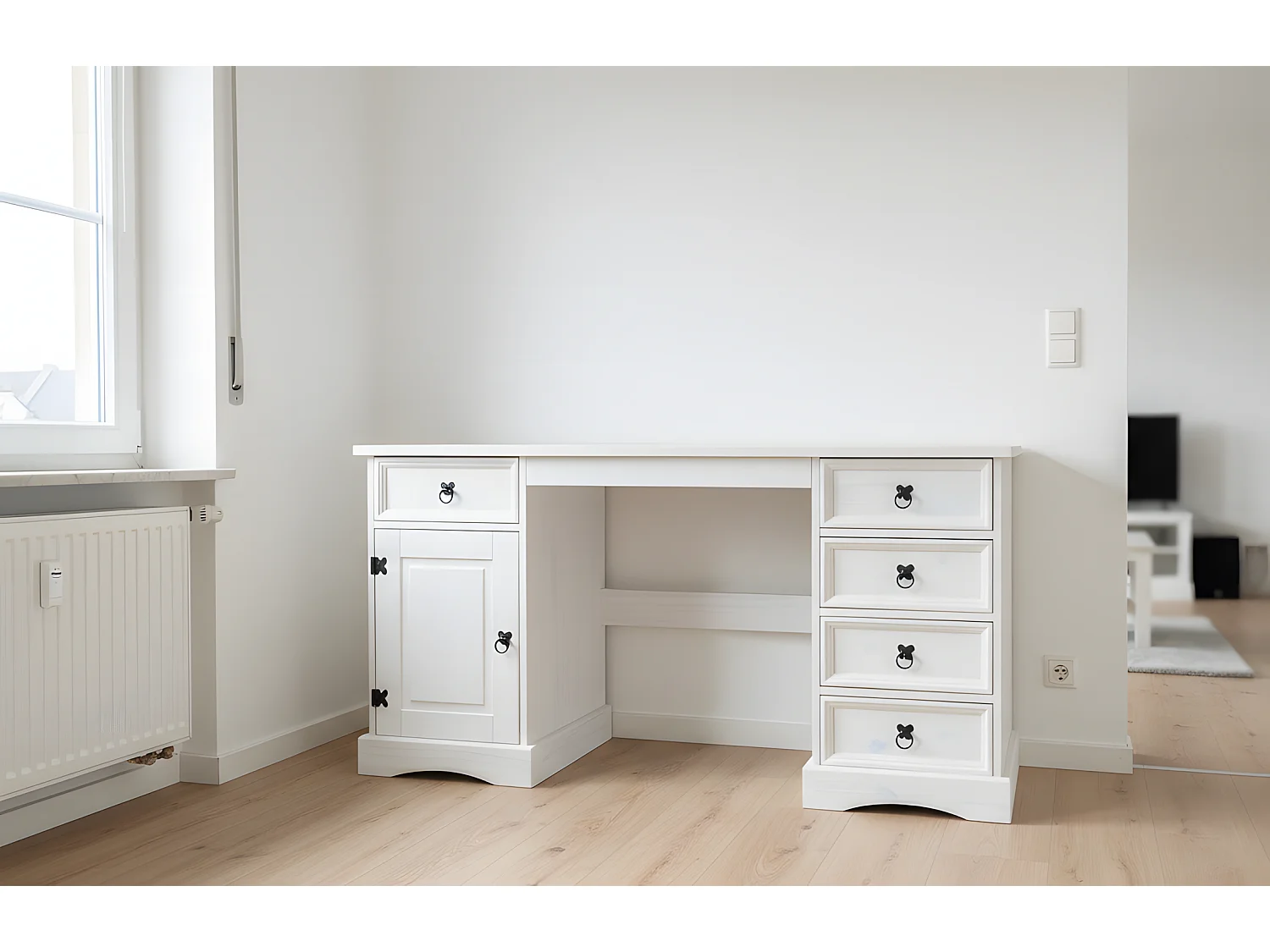 New Mexico Bureau, largeur 141 cm, hauteur 76 cm avec 5 tiroirs et 1 porte, blanc/ciré.