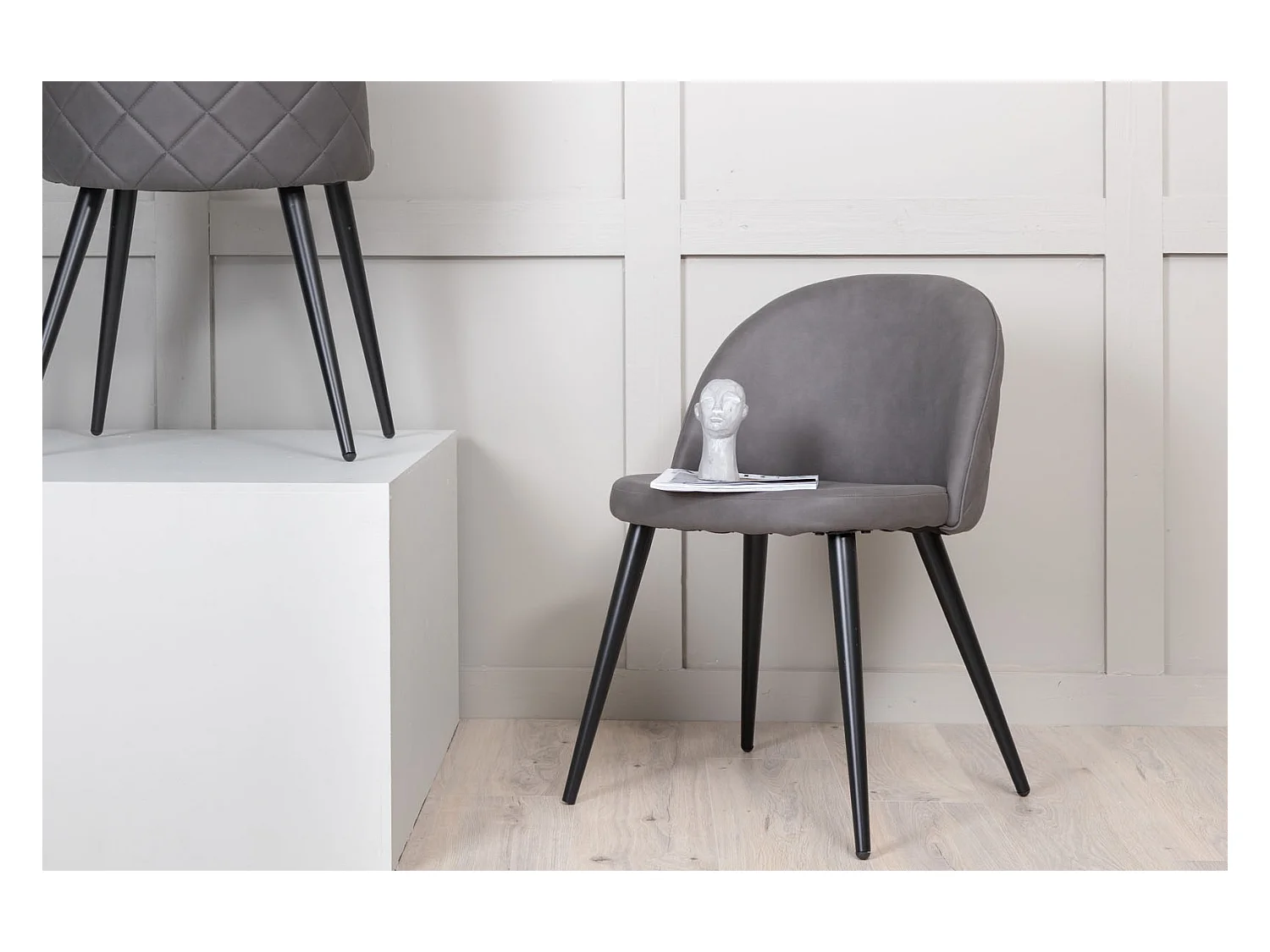 Silla de comedor de terciopelo gris velour.