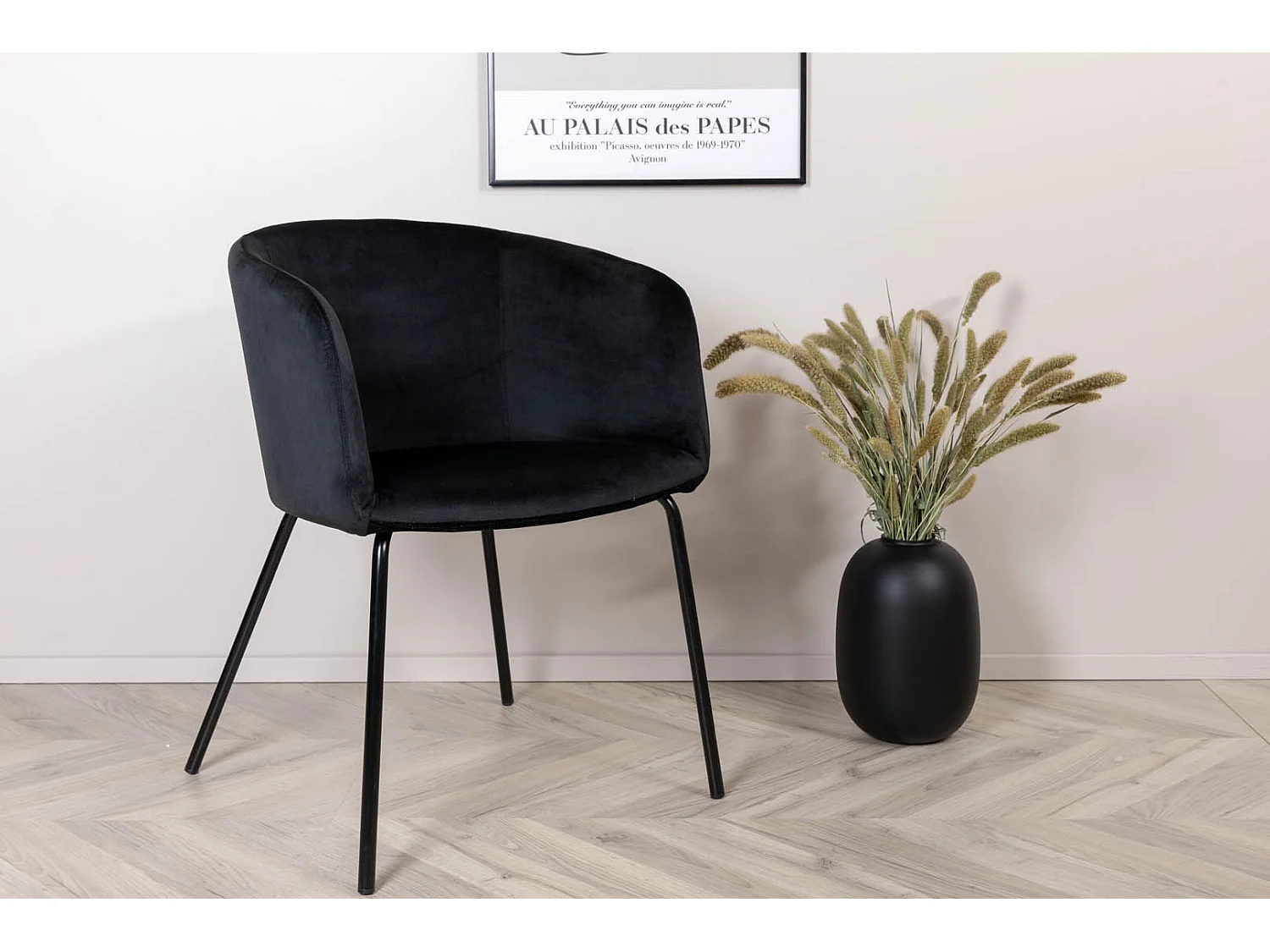 Berit chaise de salle à manger avec accoudoirs, velours noir.