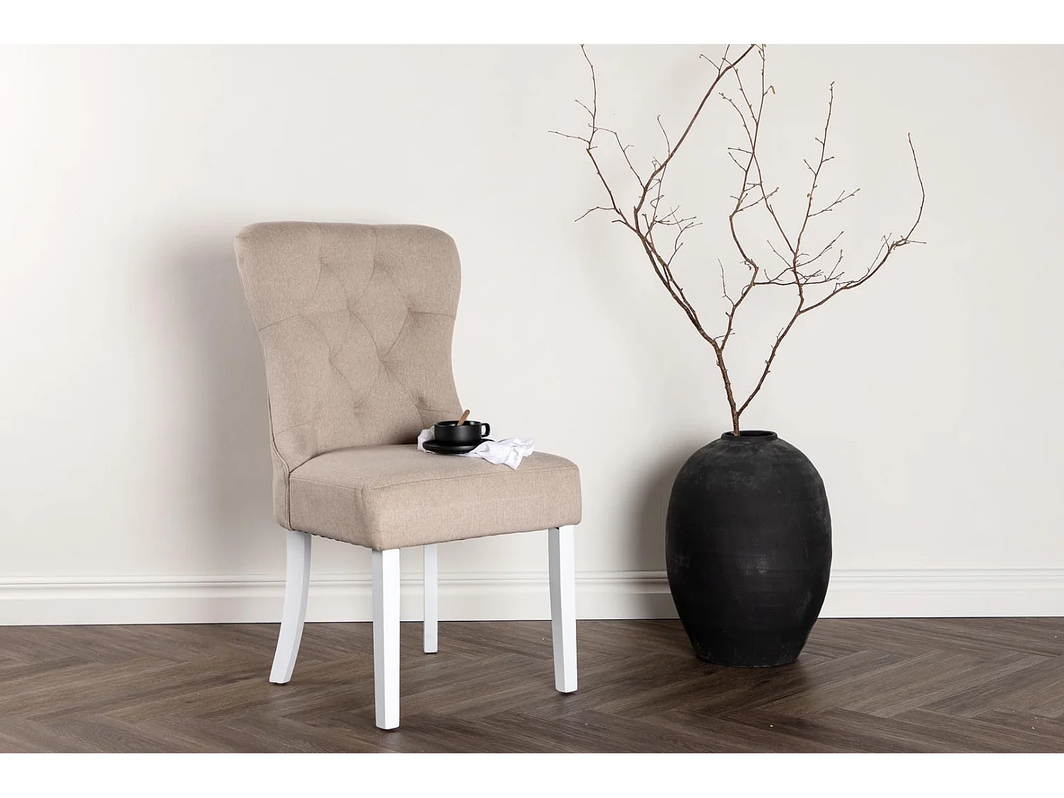 Vista chaise de salle à manger beige.