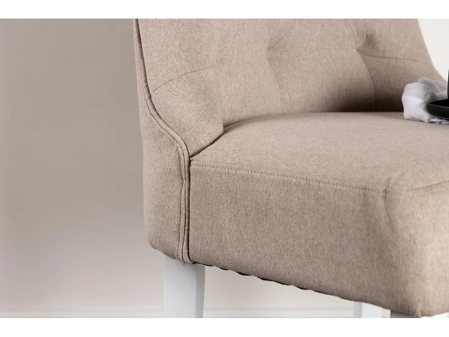 Vista chaise de salle à manger beige.