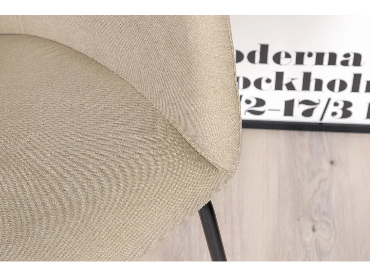 Berit eetkamerstoel met armleuningen beige.