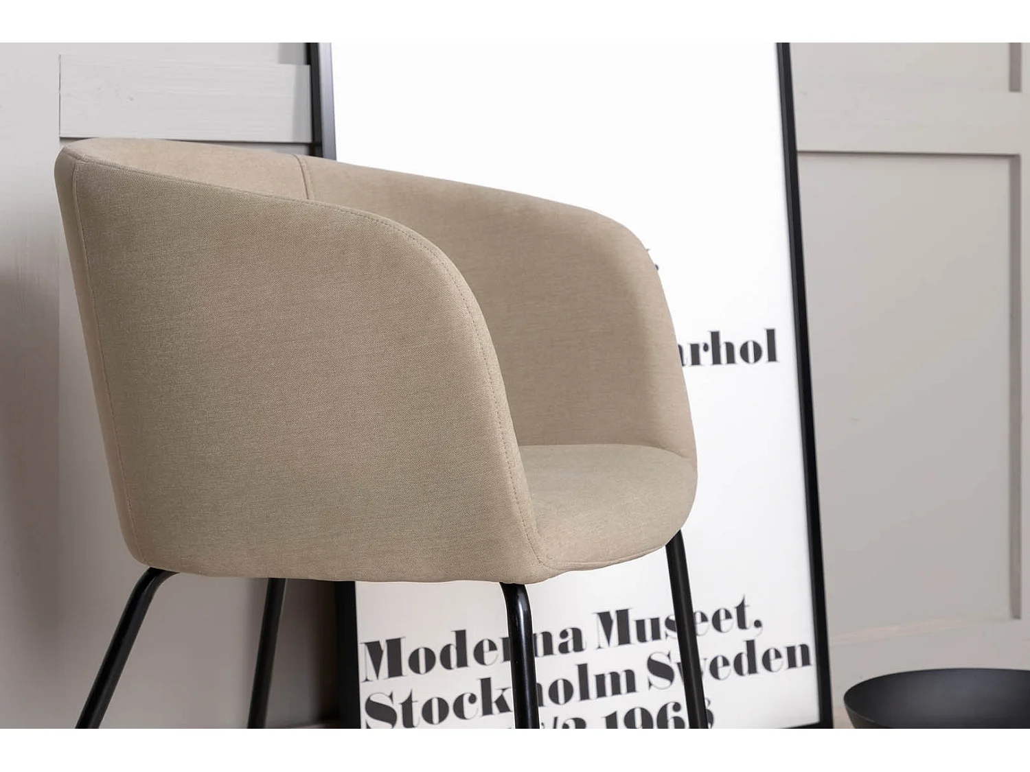 Berit eetkamerstoel met armleuningen beige.