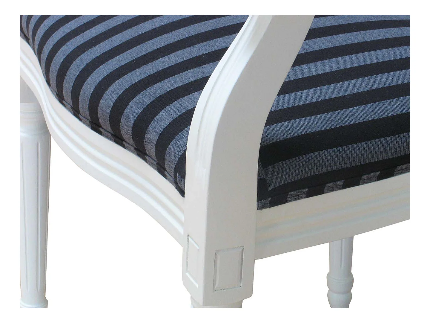 Cremewit barok stoel met armleuning Rococo met zwart gestreepte stof.