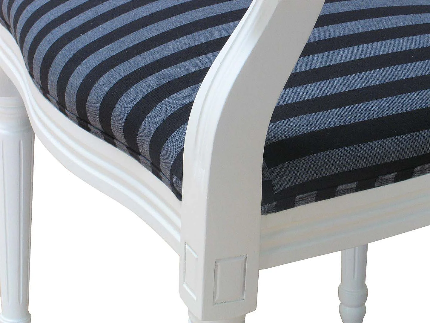Rokoko/Amaretta Chaise de salle à manger avec accoudoirs, blanc antique, tissu à rayures noires.