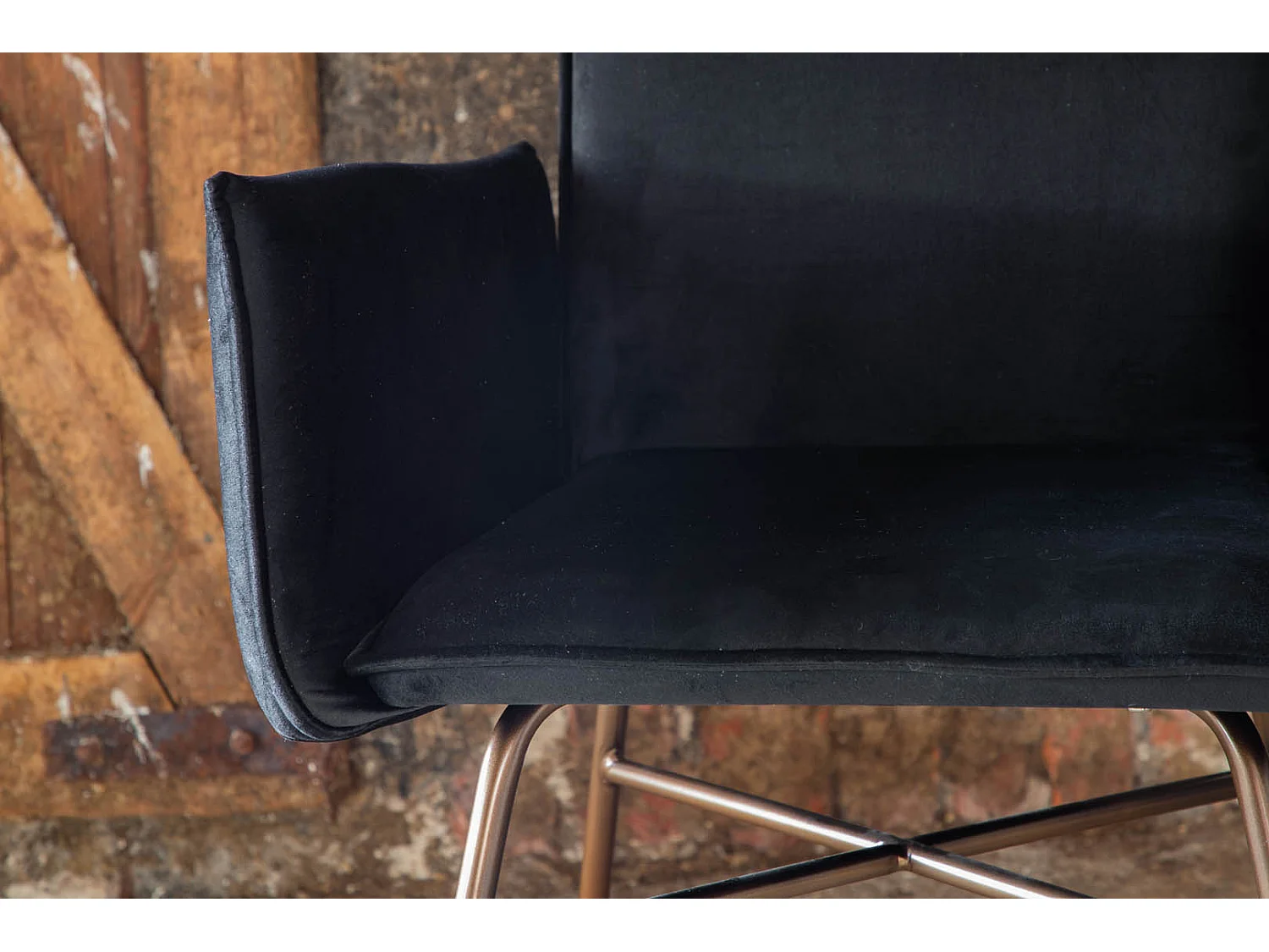 Petra eetkamerstoel met armleuningen, velours zwart, messing decoratie.