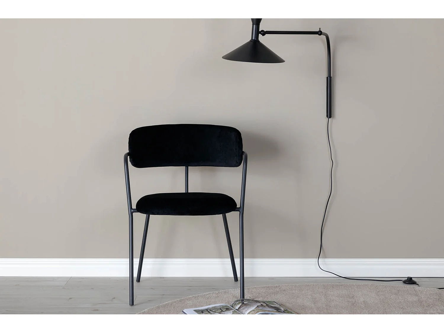 Arrow chaise de salle à manger avec accoudoirs, velours noir.