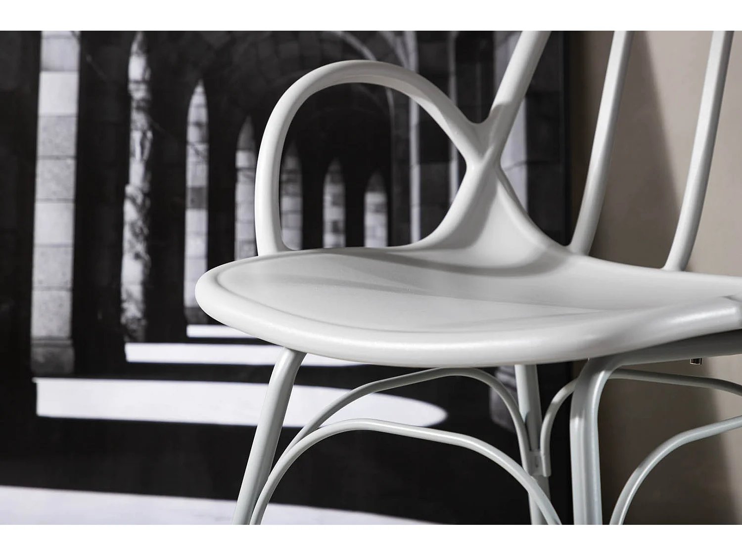 Dyrön chaise de salle à manger avec accoudoirs, plastique gris clair.