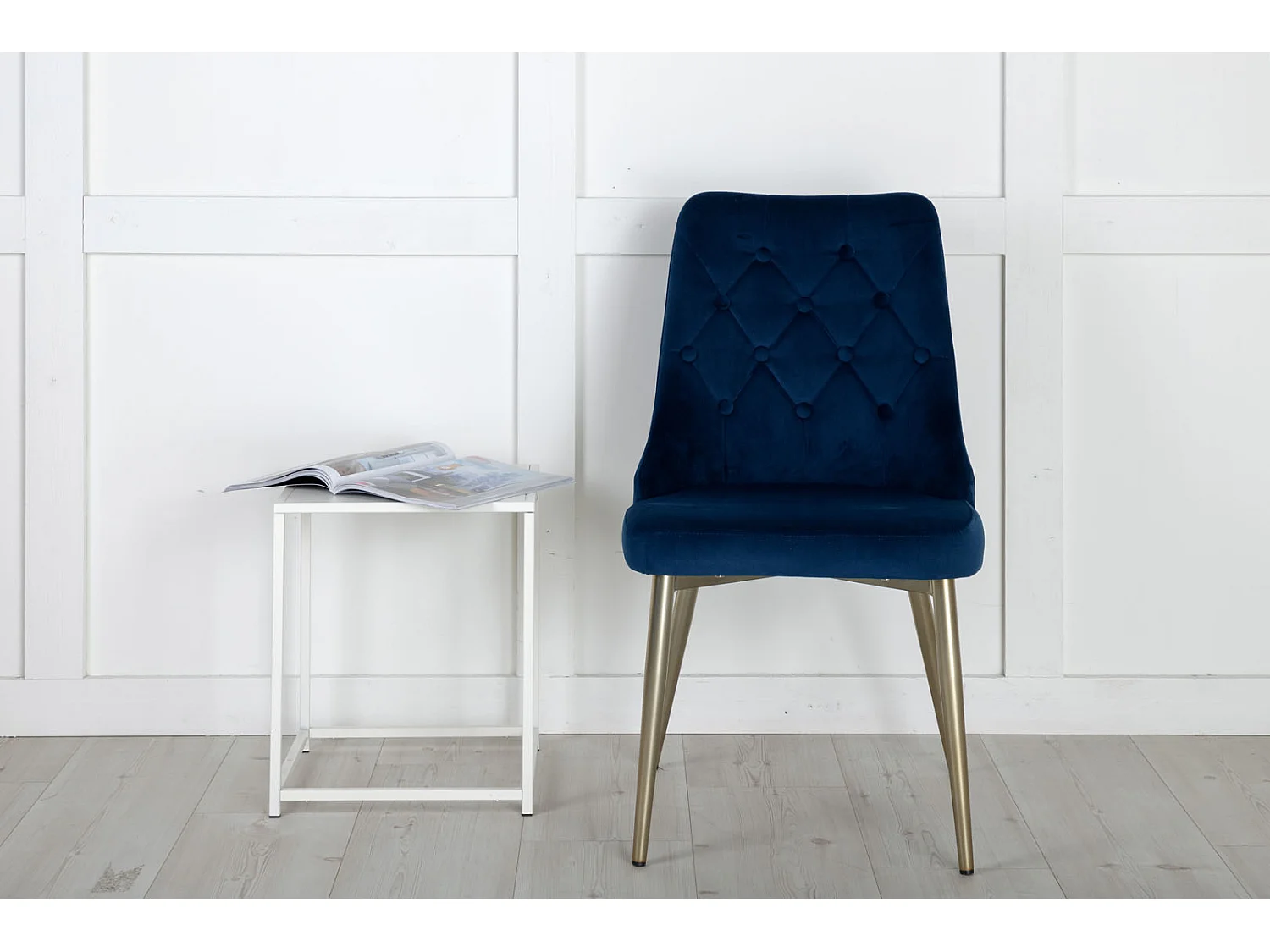 VelvetDeluxe eetkamerstoel velours blauw, messing decor.