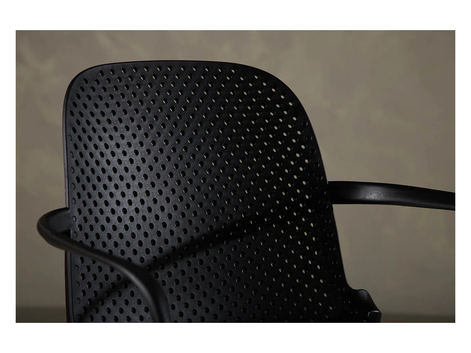 Baltimore eetkamerstoel met armleuningen, kunststof zwart.