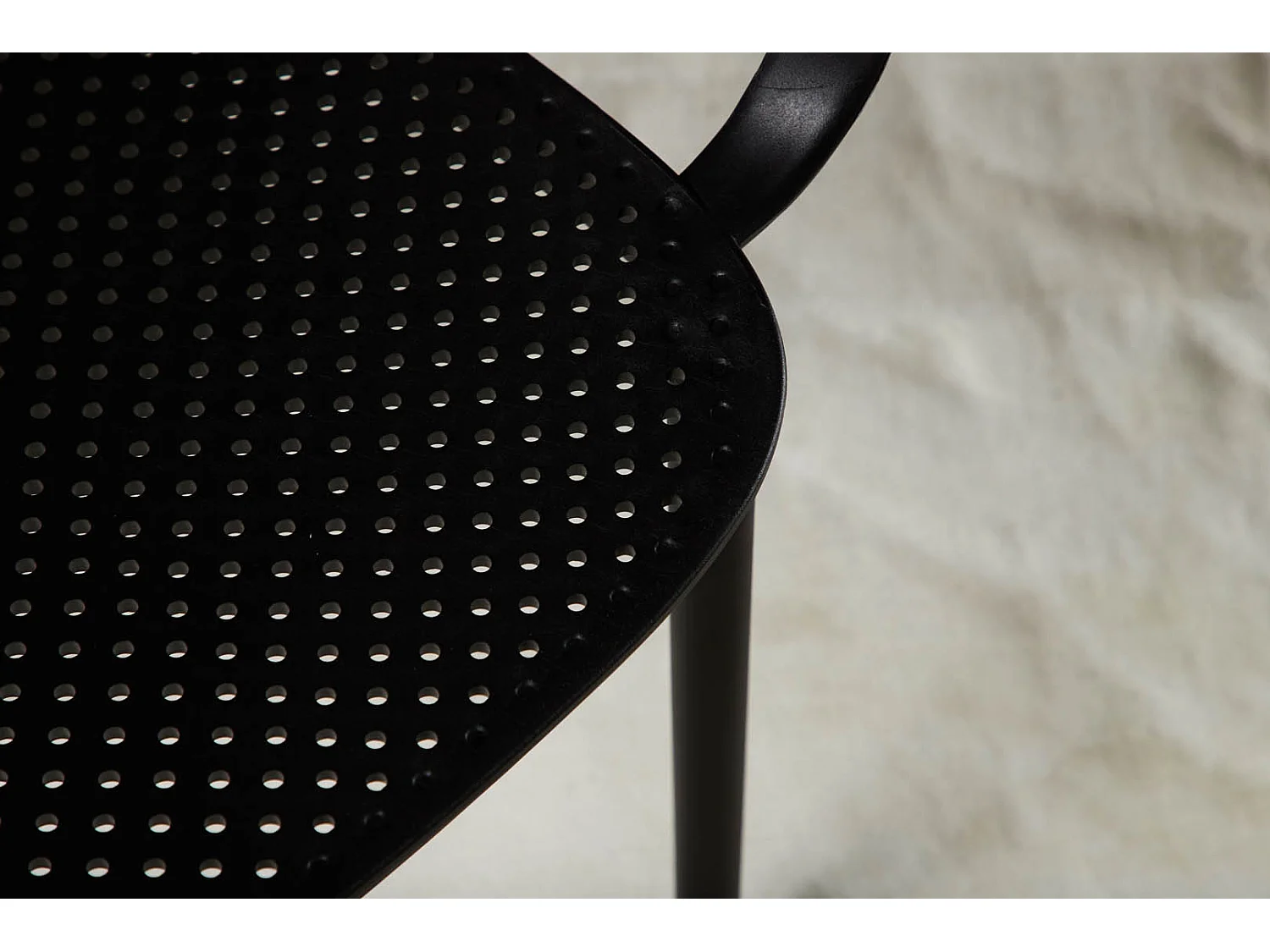 Baltimore chaise de salle à manger avec accoudoirs, plastique noir.