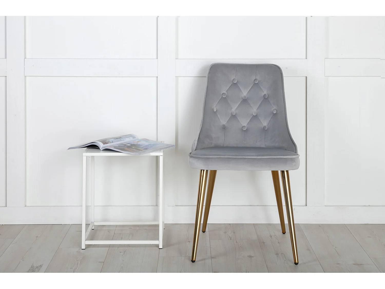 VelvetDeluxe Chaise de salle à manger en velours, gris clair, finition laiton.