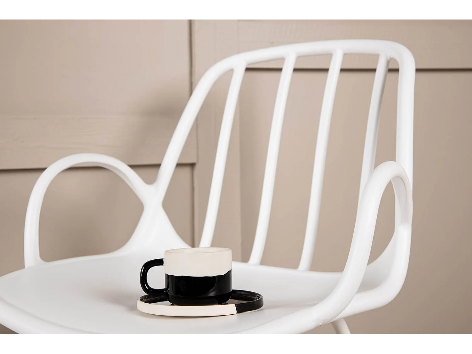 Dyrön chaise de salle à manger avec accoudoirs, plastique blanc.