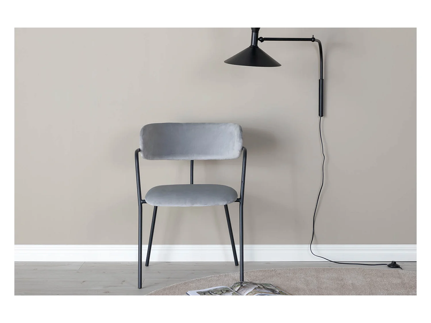 Arrow chaise de salle à manger avec accoudoirs, velours gris.